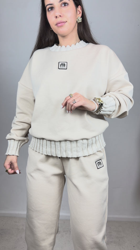 Conjunto cardado com detalhes em malha