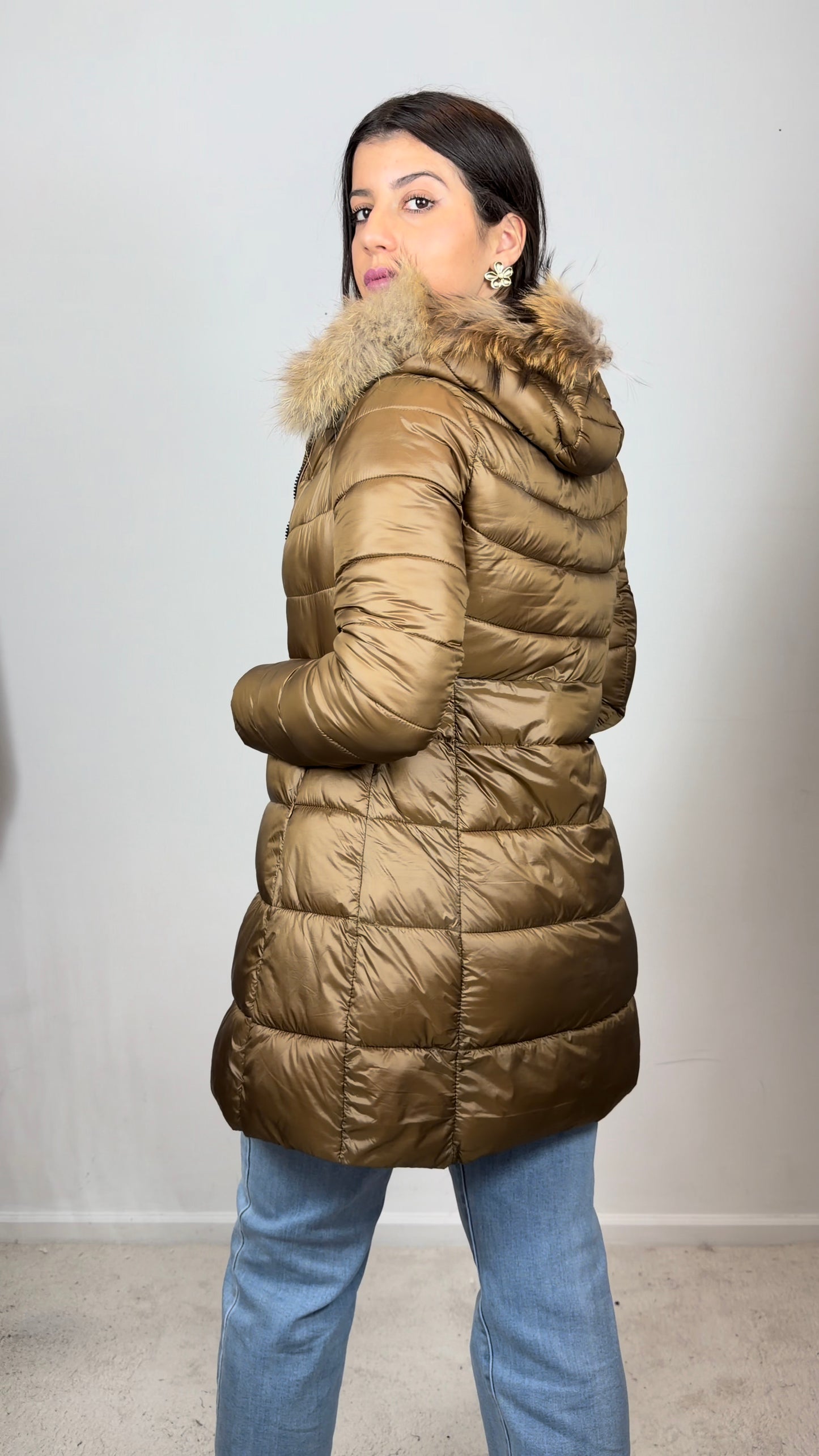 Quispo acolchoado com pelo no capuz