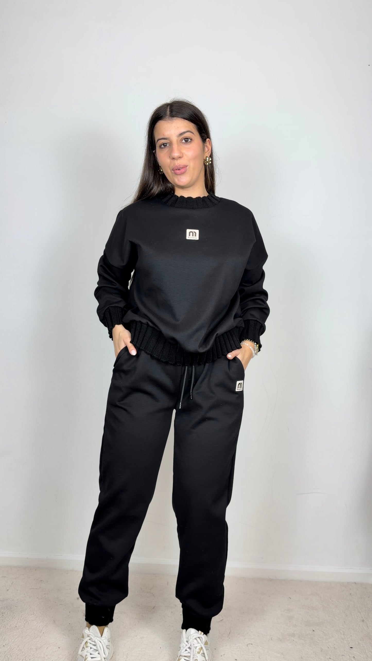 Conjunto cardado com detalhes em malha