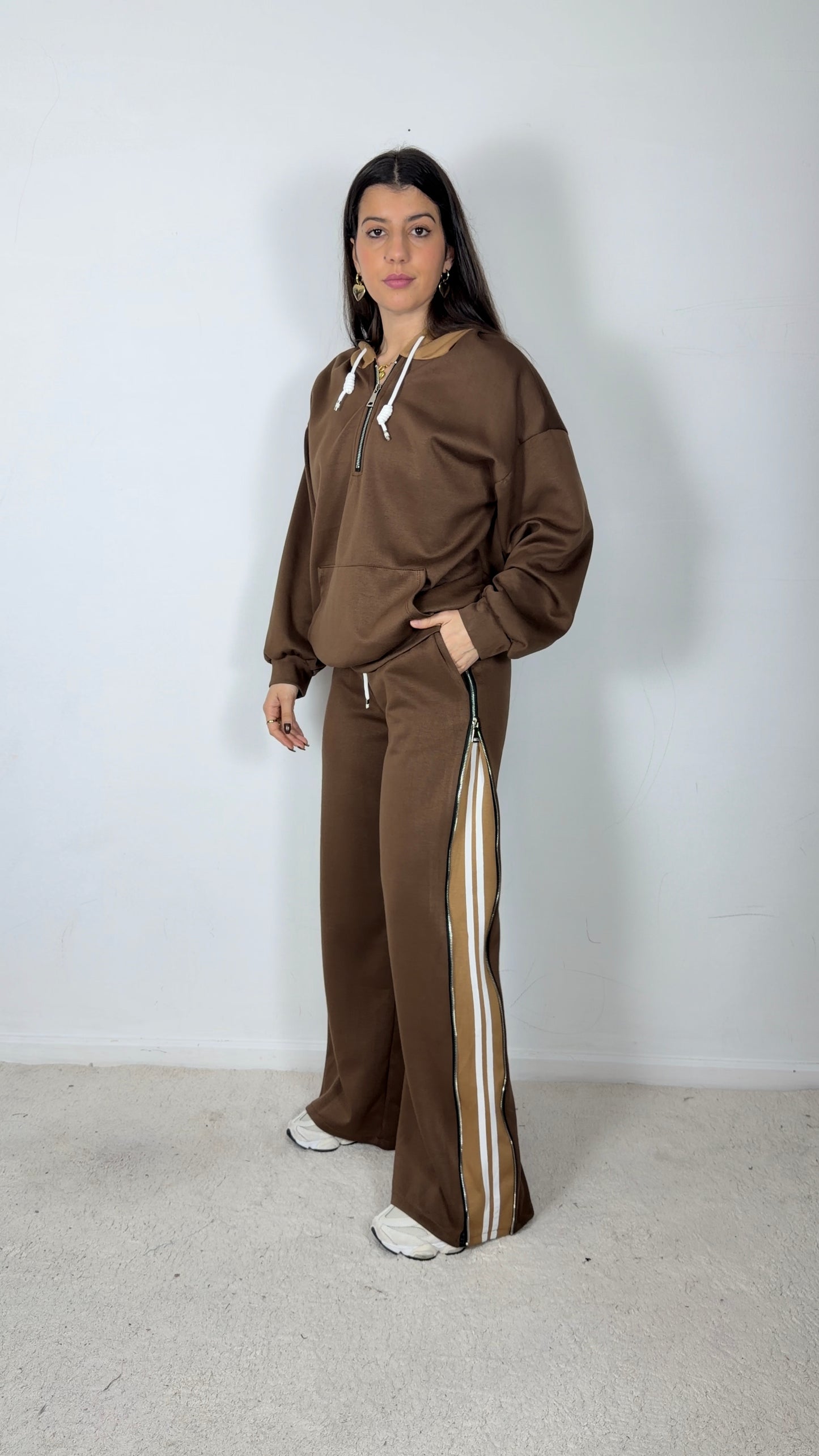 Conjunto fato de treino com fecho lateral nas calças