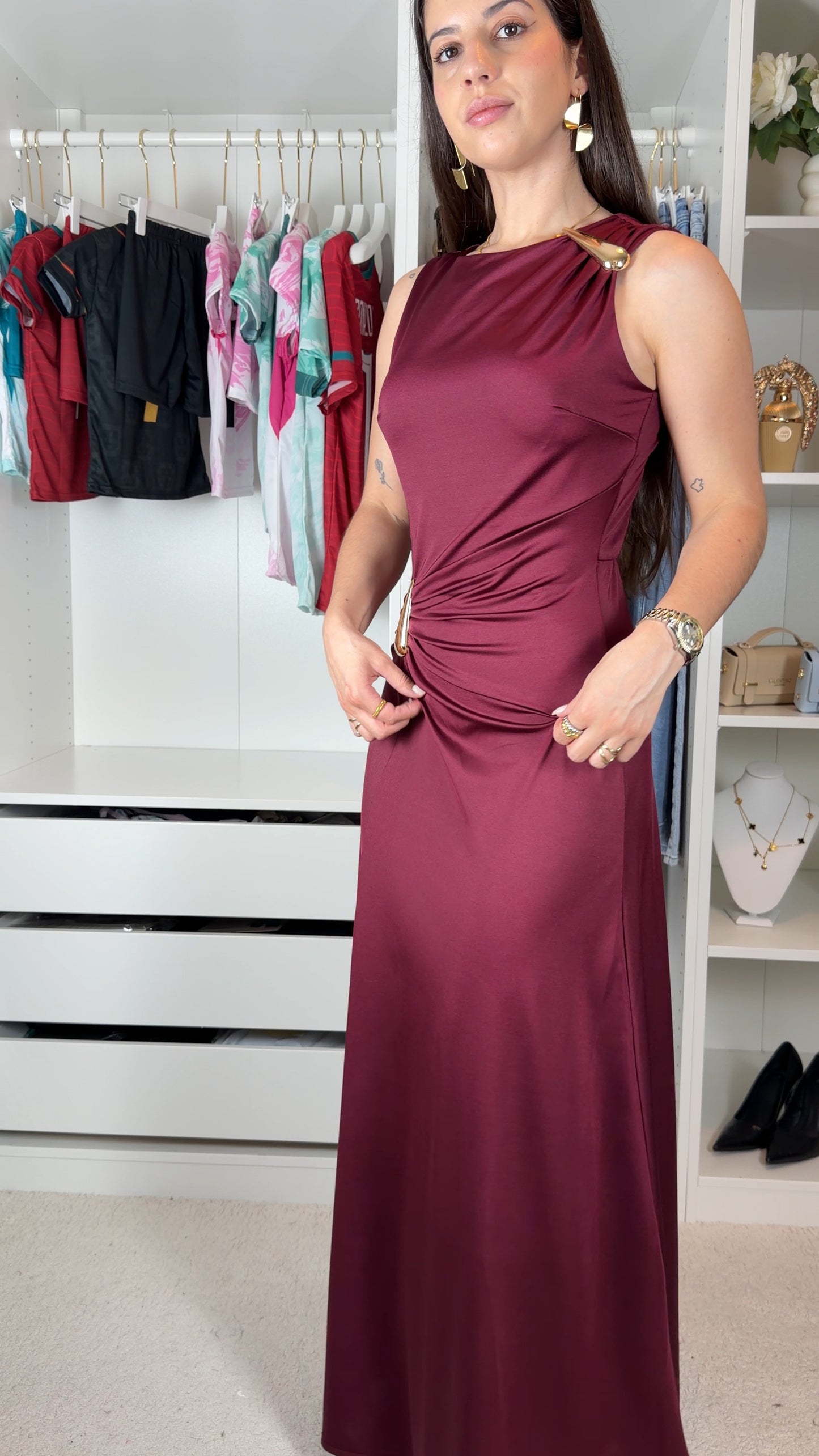 Vestido elegante disfarça barriga