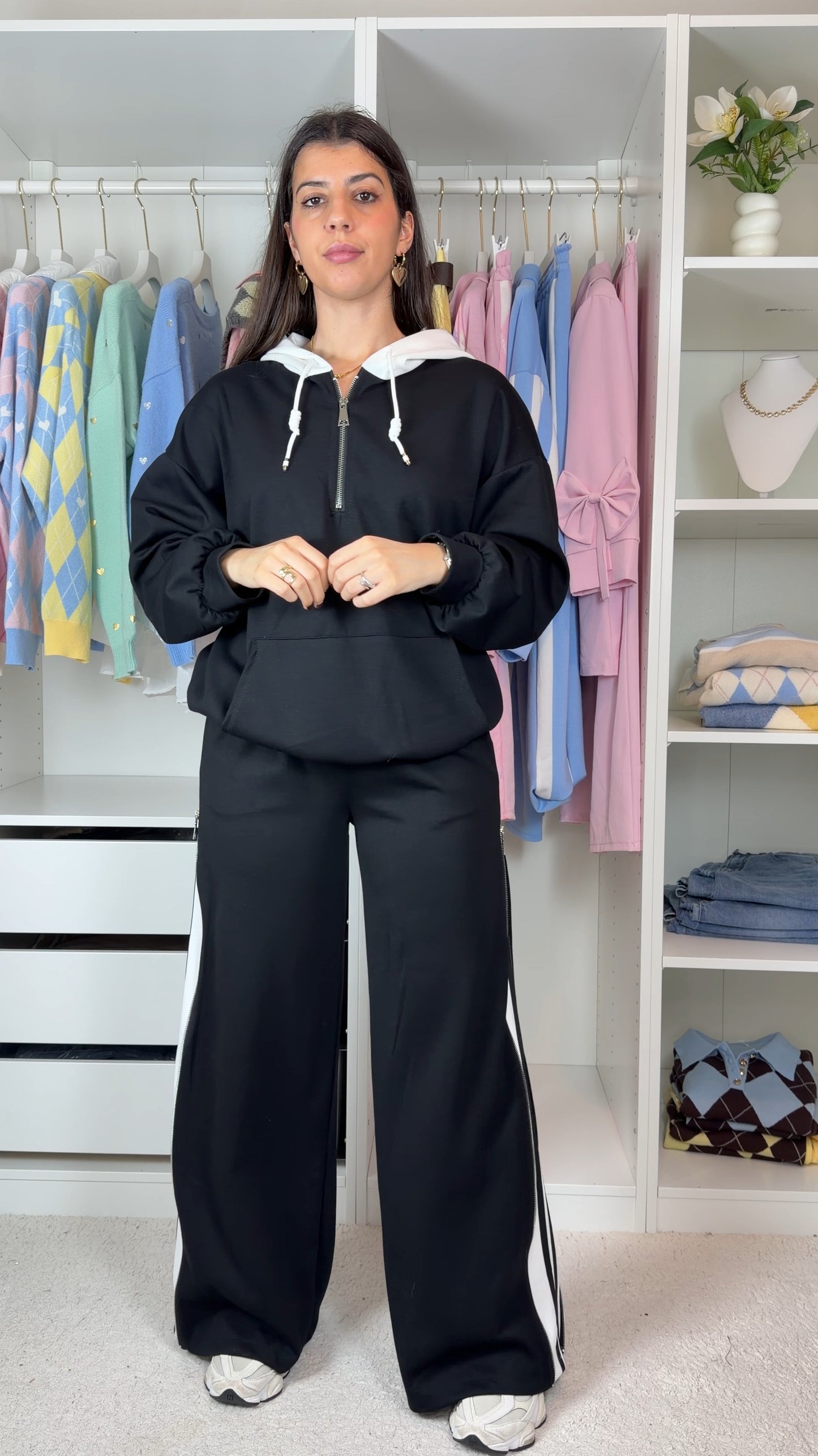 Conjunto fato de treino com fecho lateral nas calças