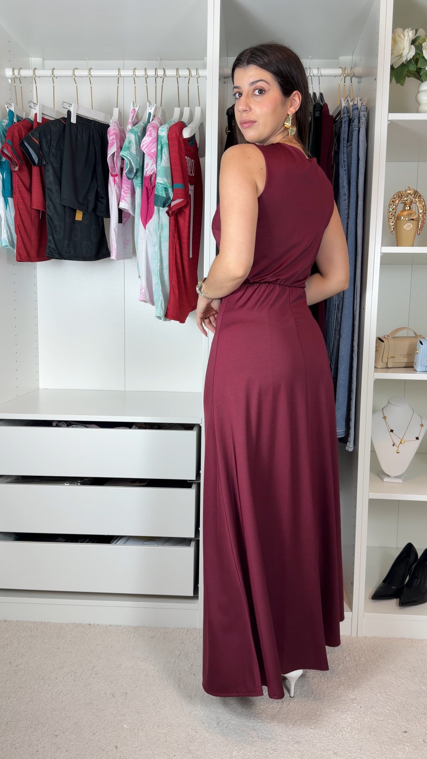 Vestido elegante disfarça barriga
