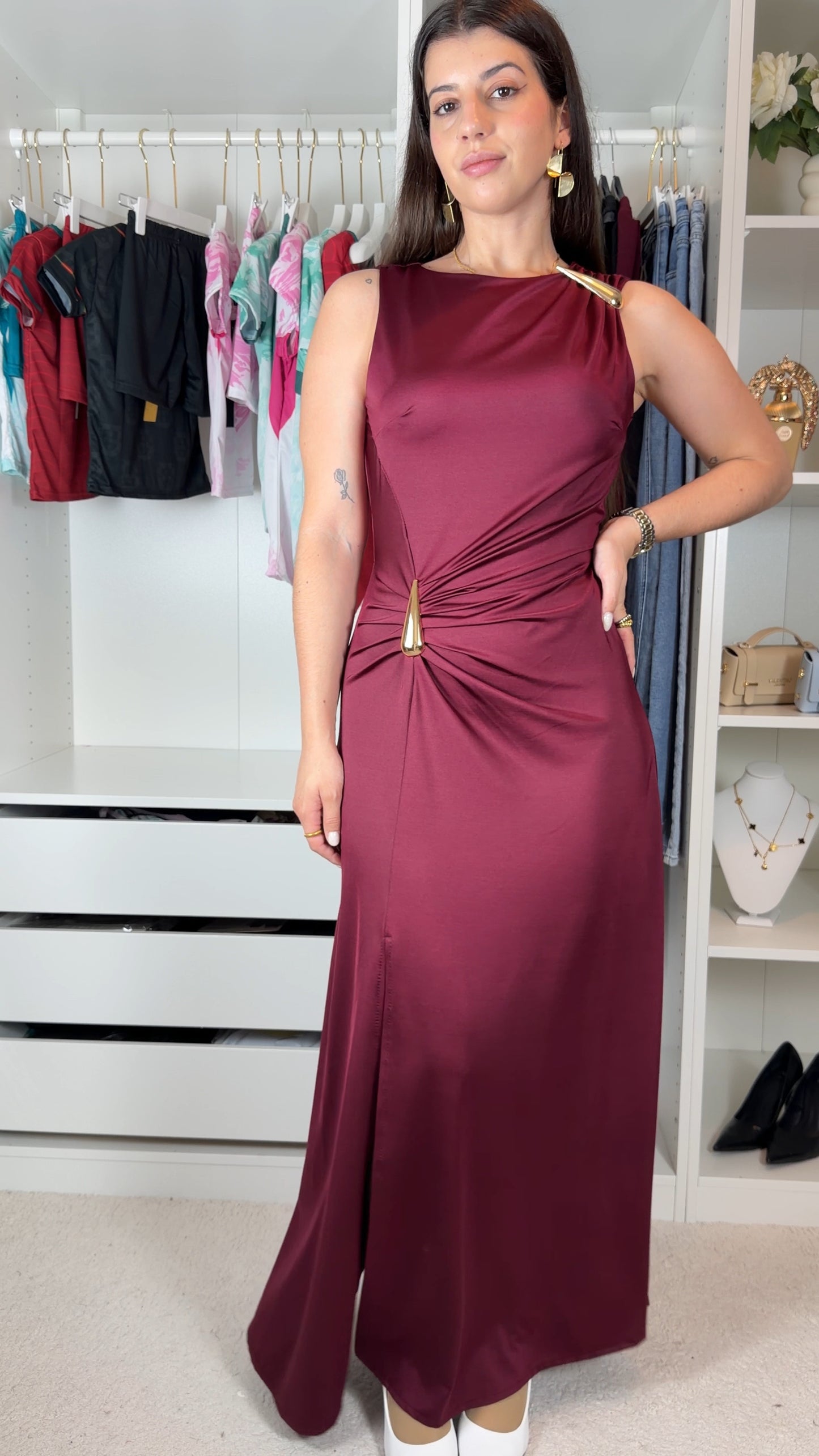 Vestido elegante disfarça barriga