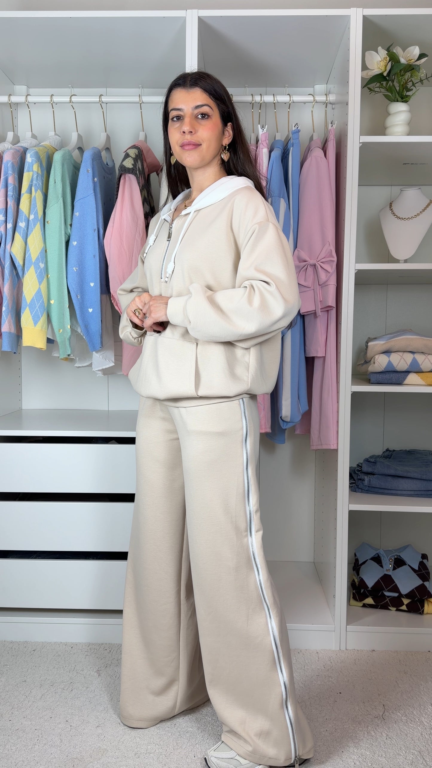 Conjunto fato de treino com fecho lateral nas calças