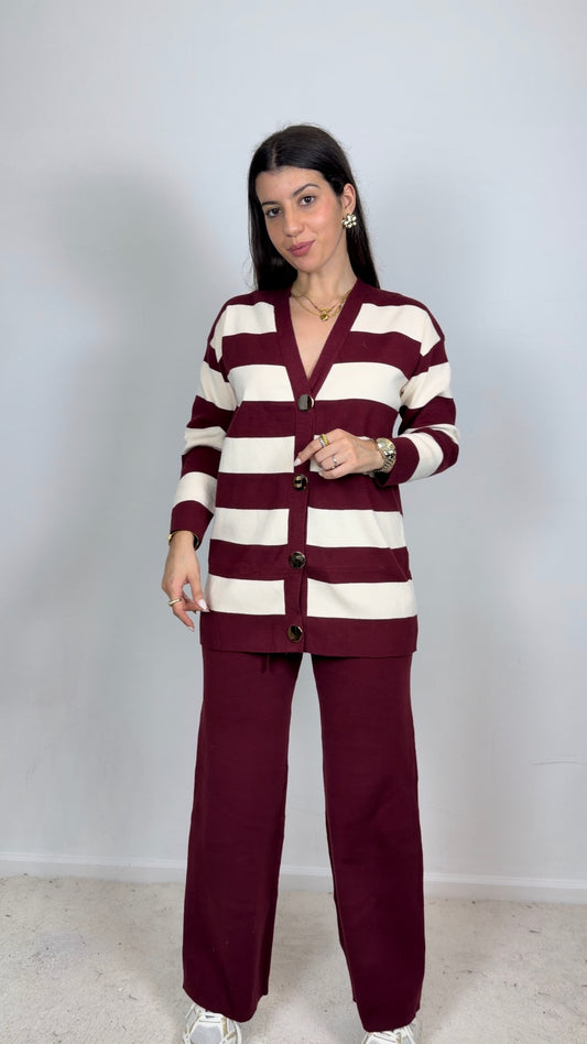 Conjunto de malha com botões dourados