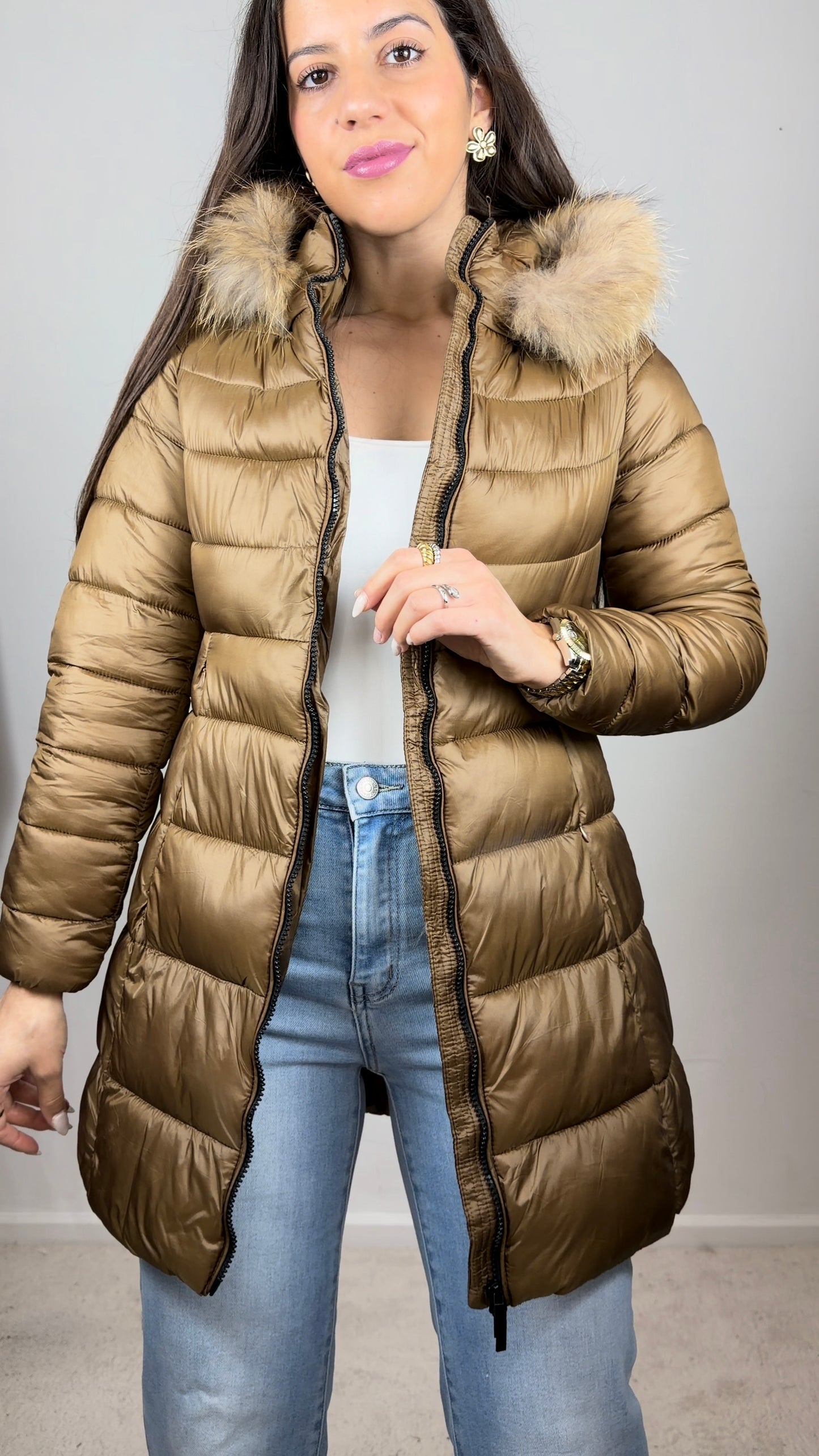 Quispo acolchoado com pelo no capuz