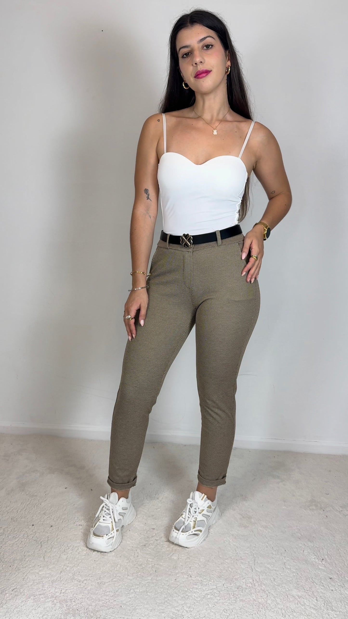 Calças com cinto elásticas