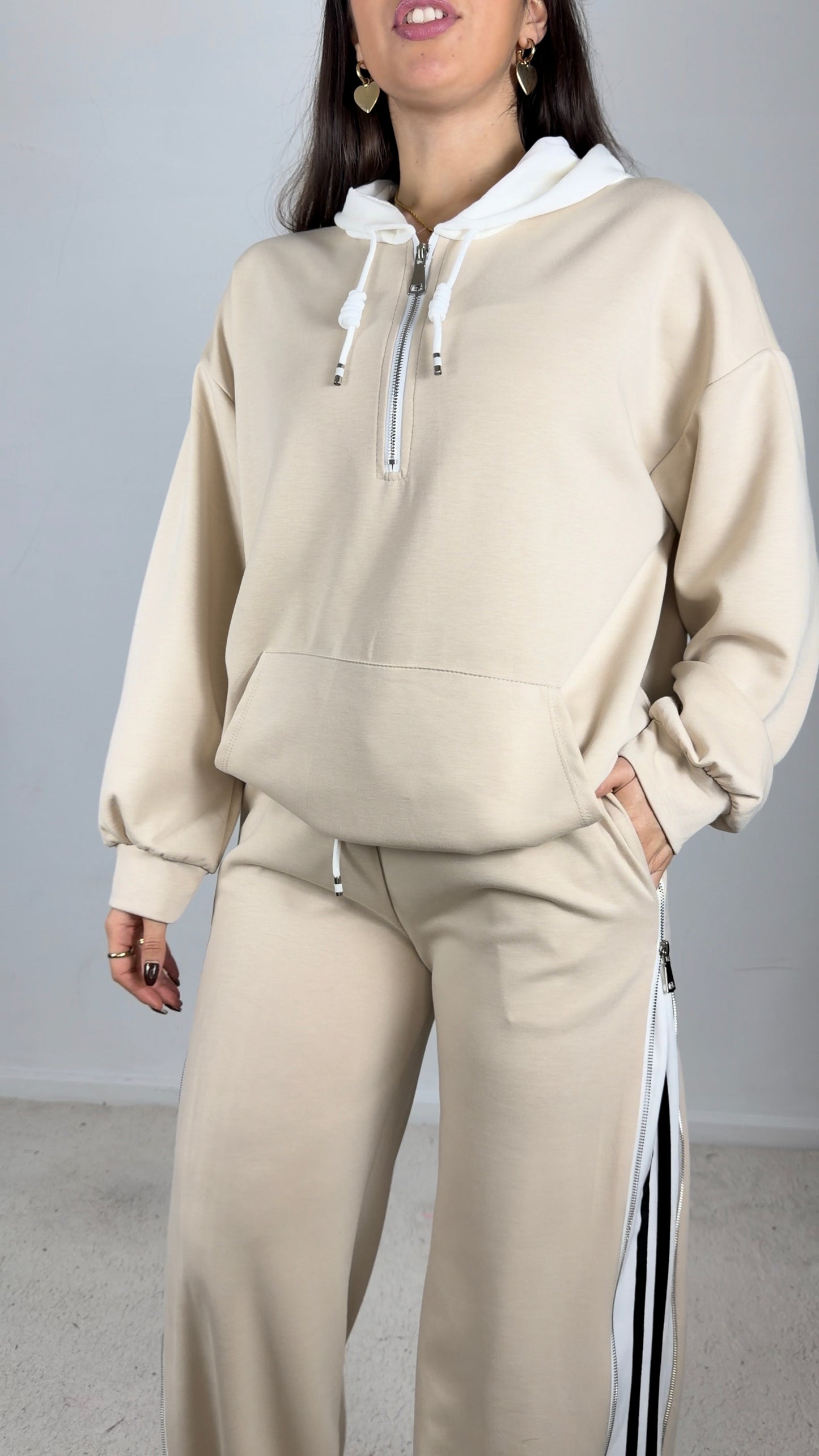 Conjunto fato de treino com fecho lateral nas calças