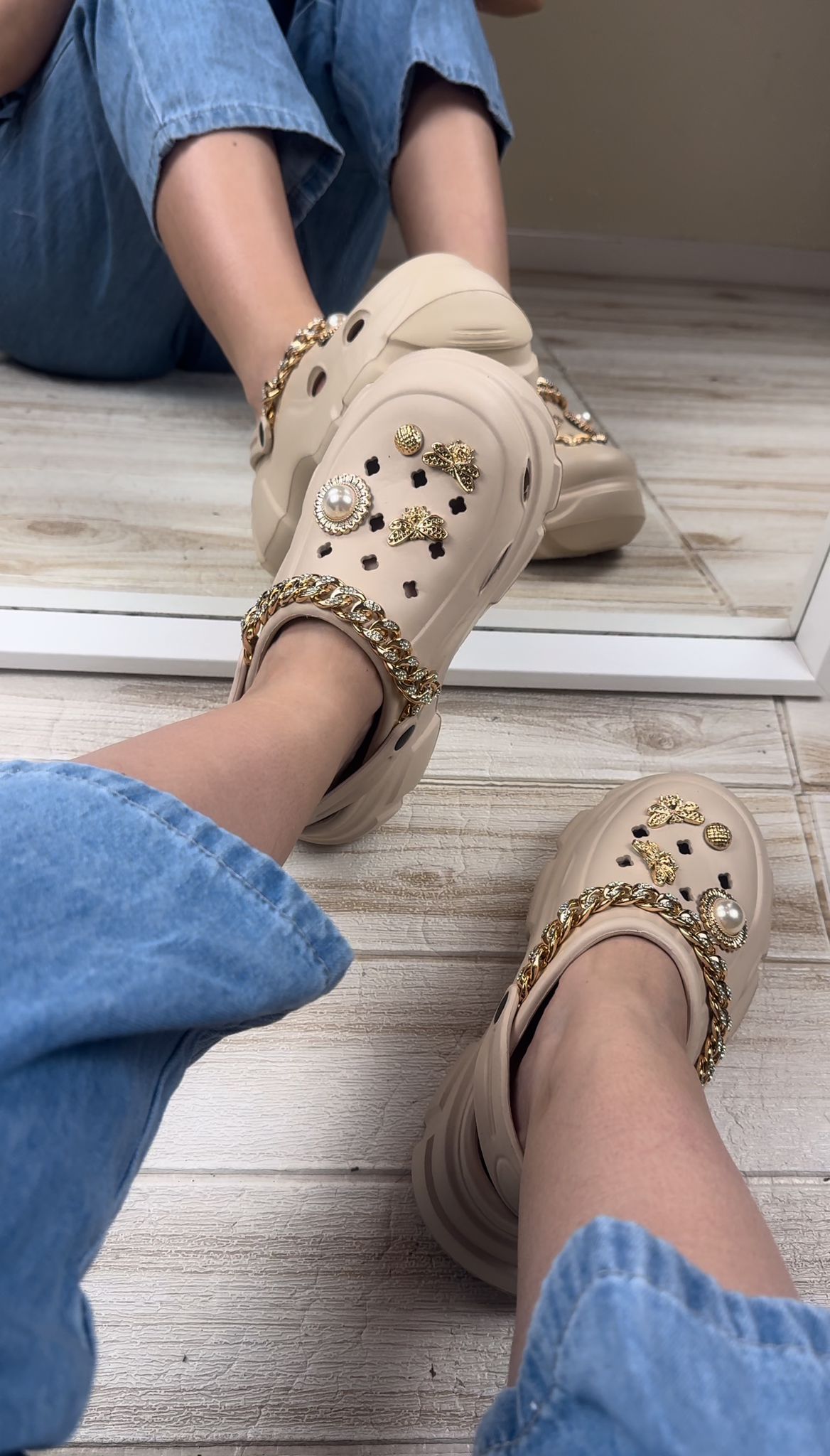 Crocs nude com pins incluídos