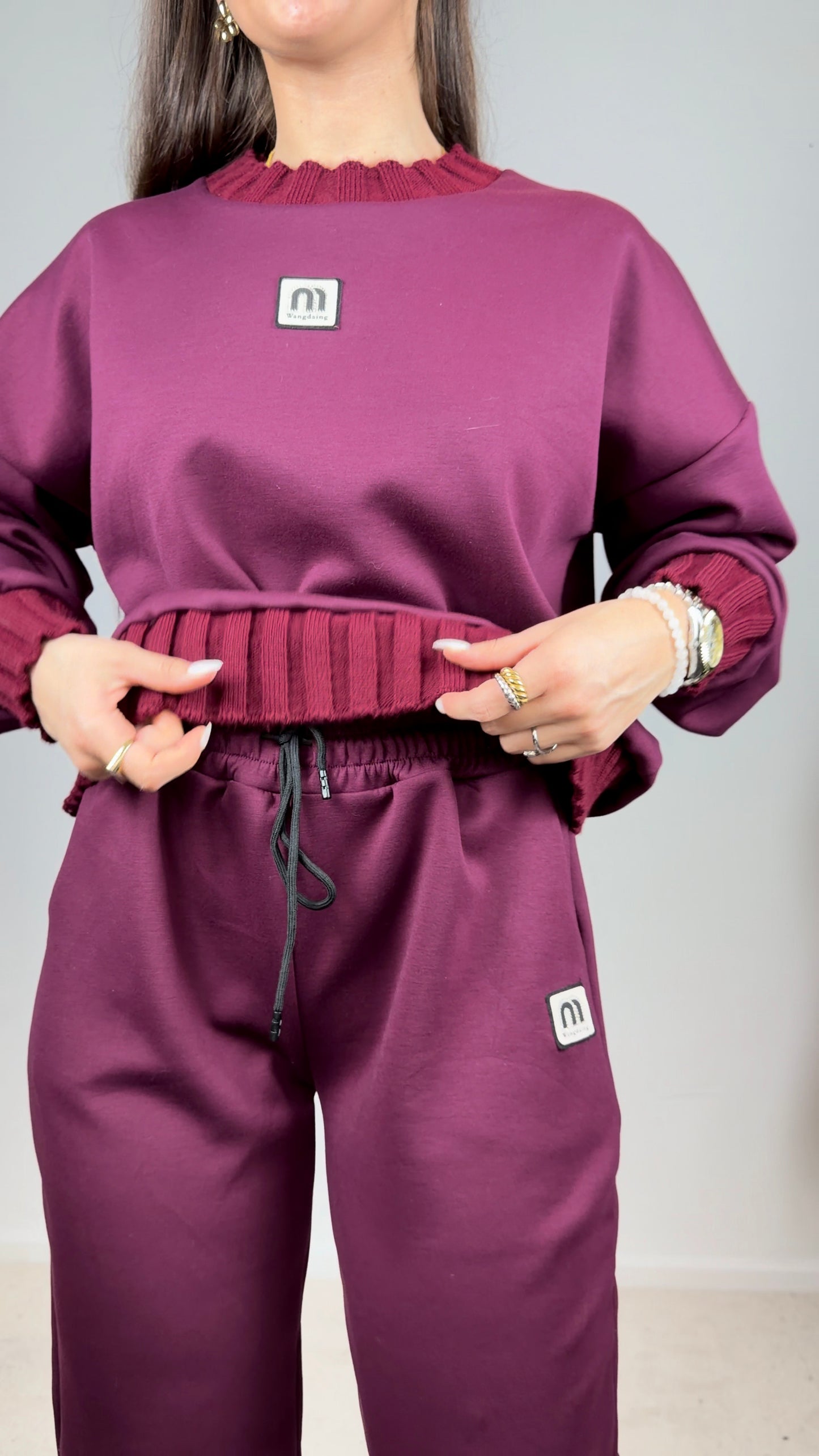 Conjunto cardado com detalhes em malha