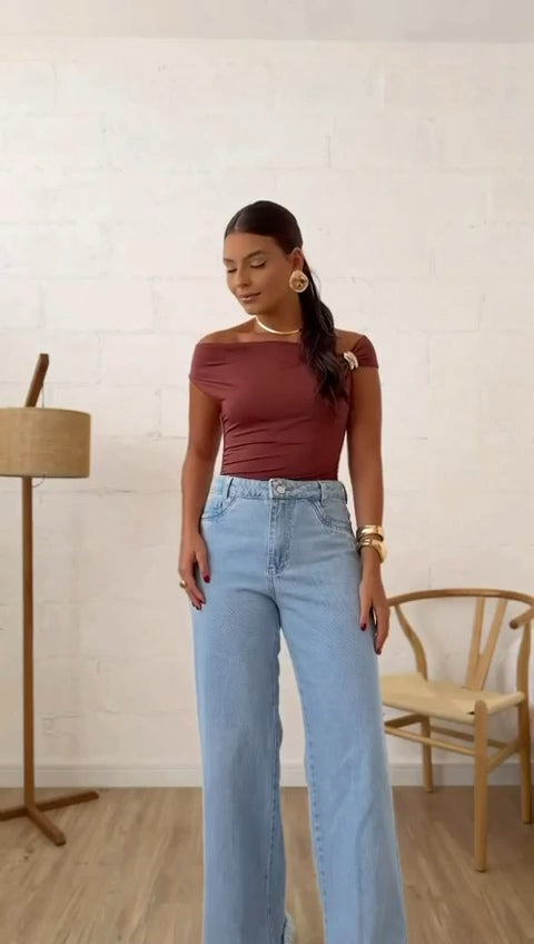 Top com detalhe em dourado