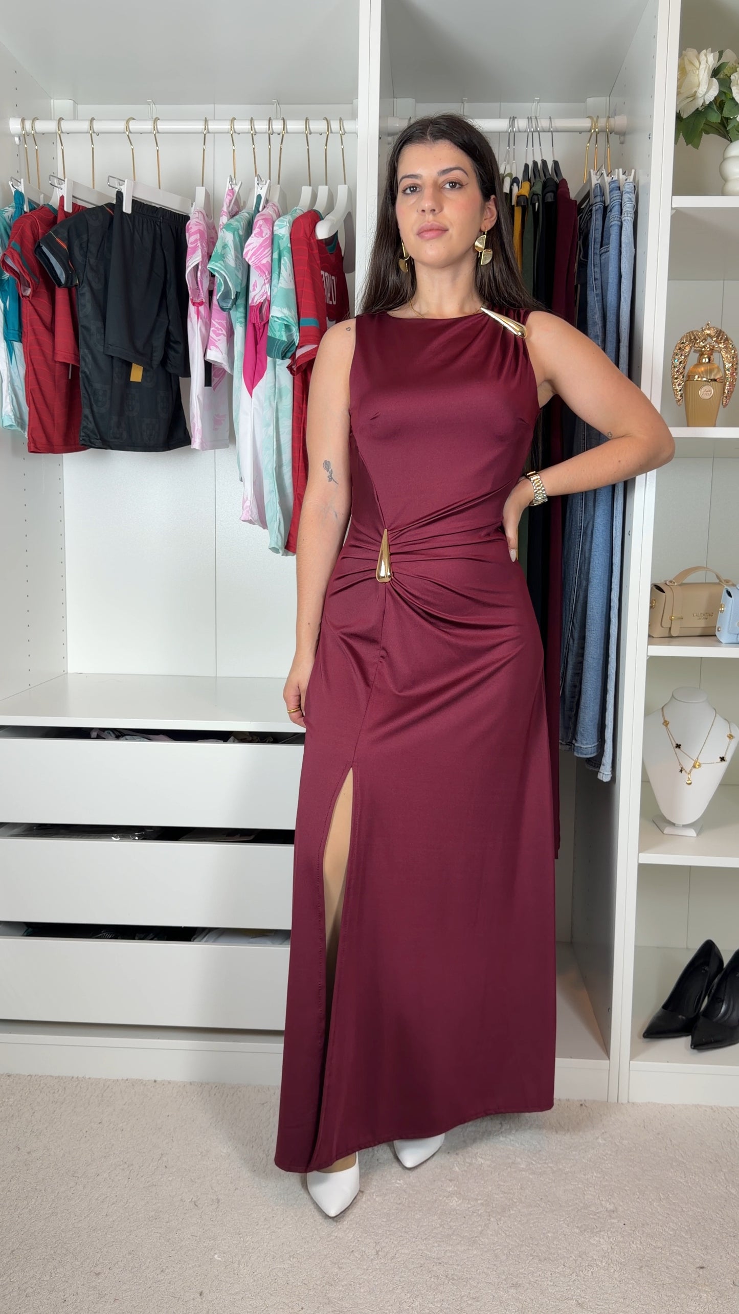 Vestido elegante disfarça barriga