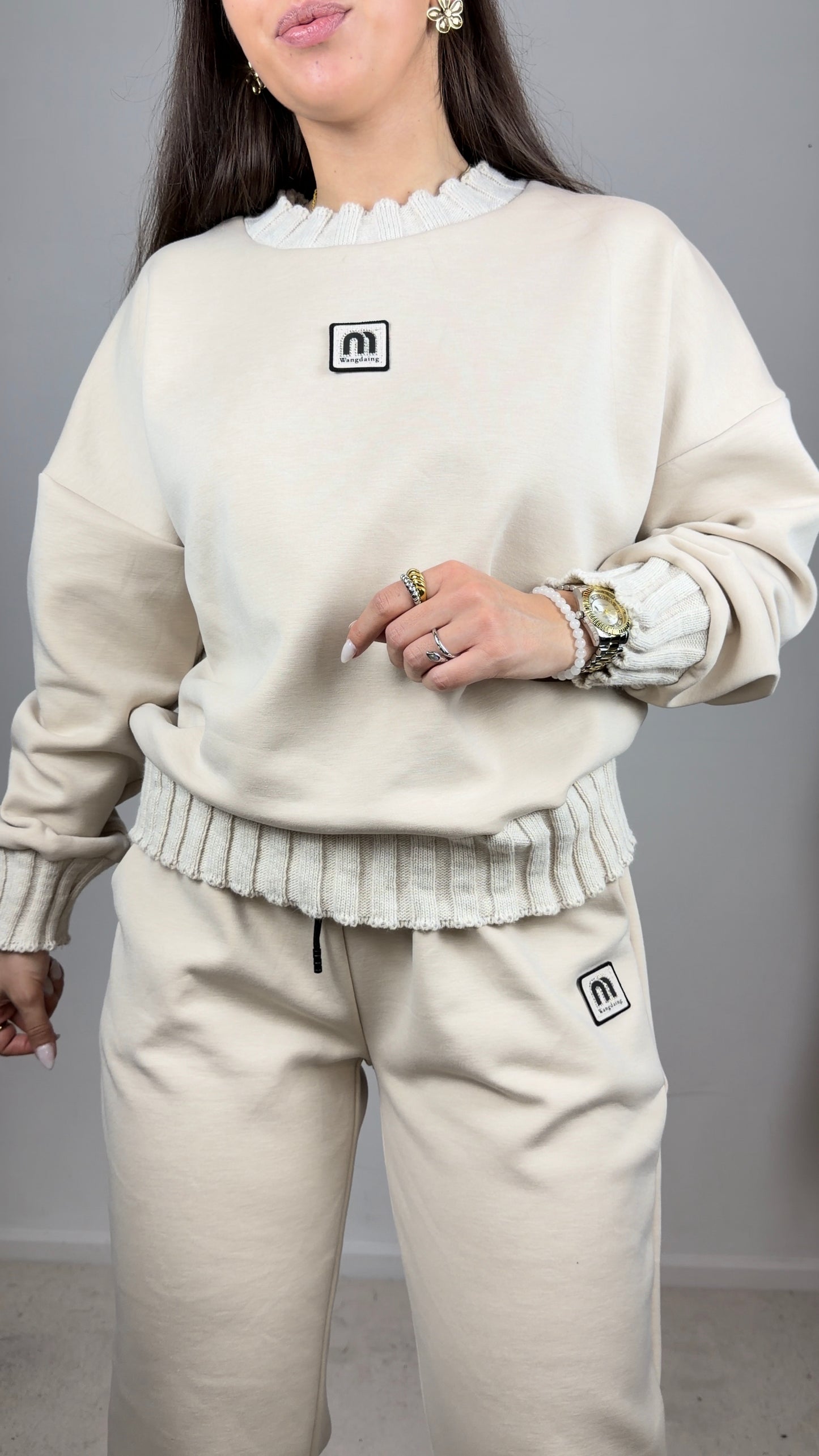 Conjunto cardado com detalhes em malha