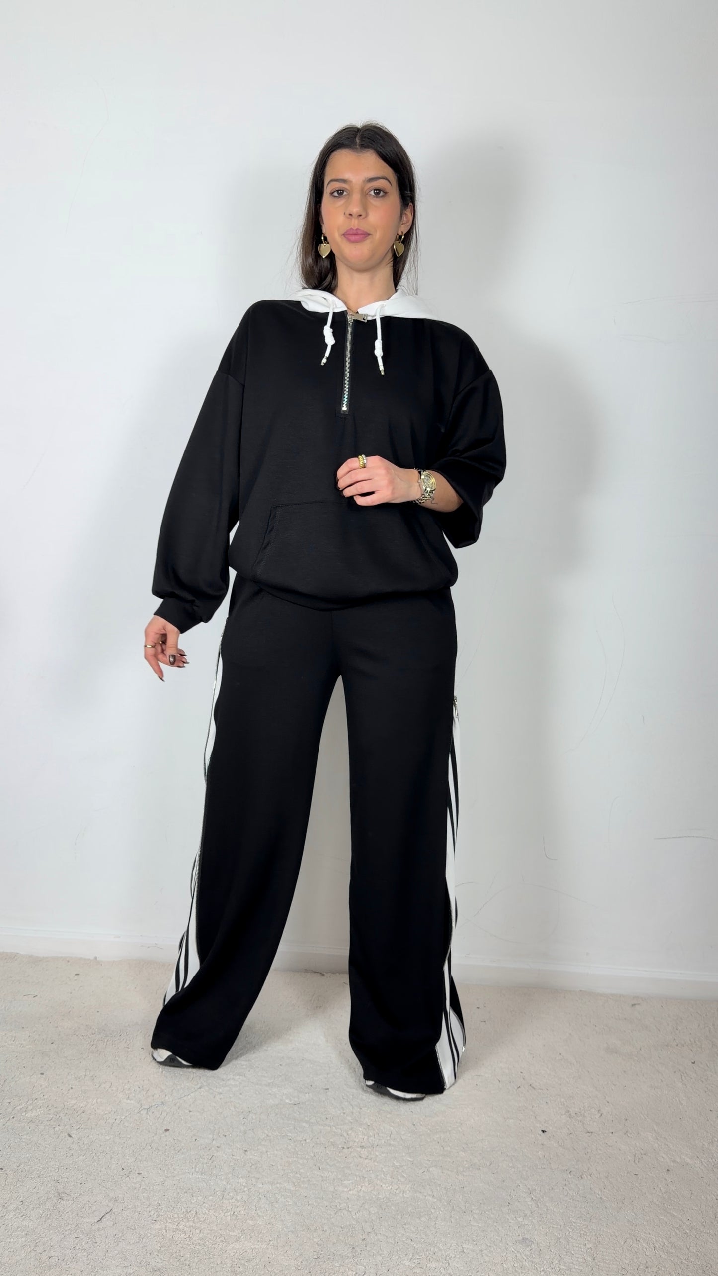 Conjunto fato de treino com fecho lateral nas calças