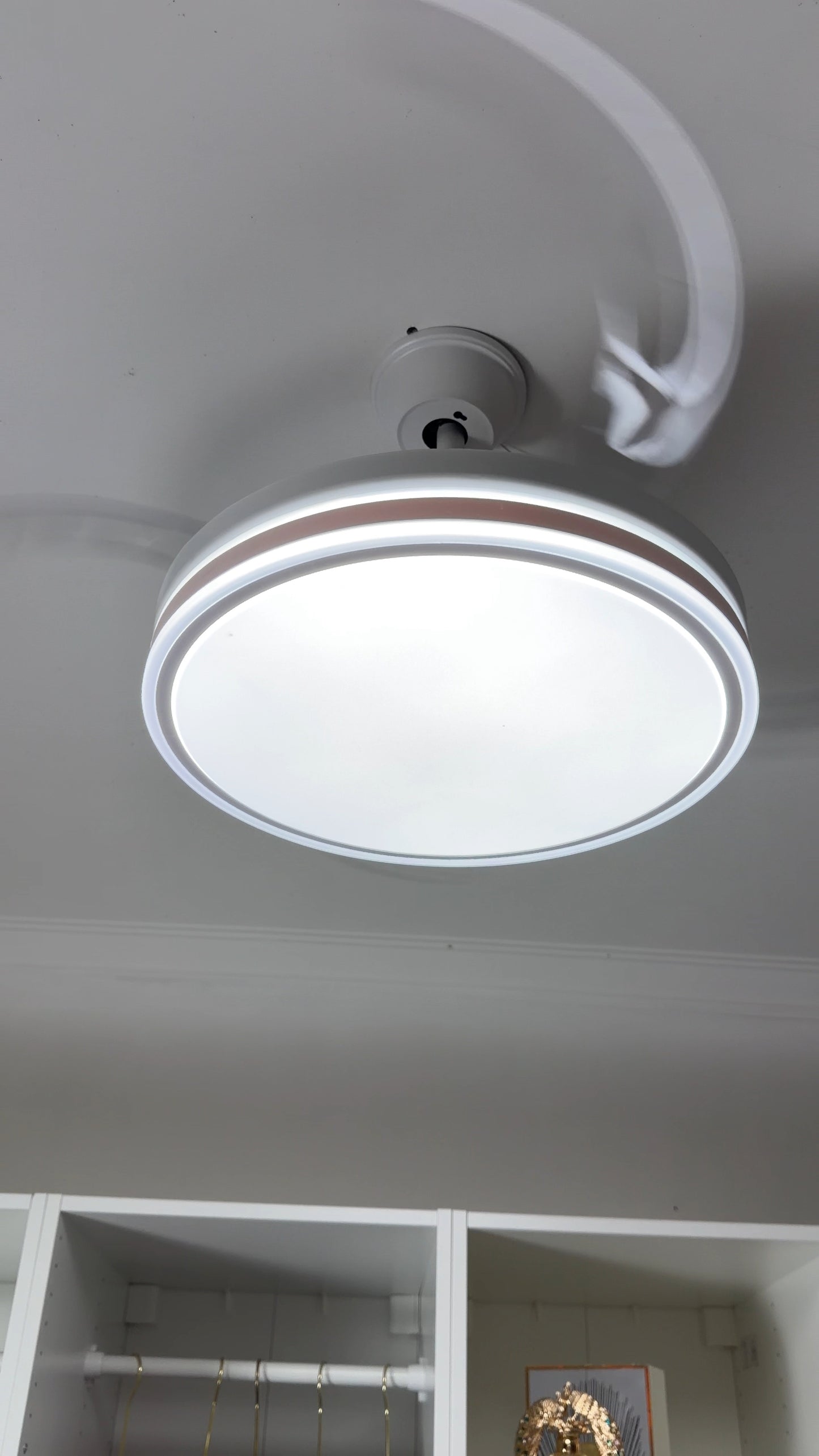 Candeeiro de teto com ventilador retratil