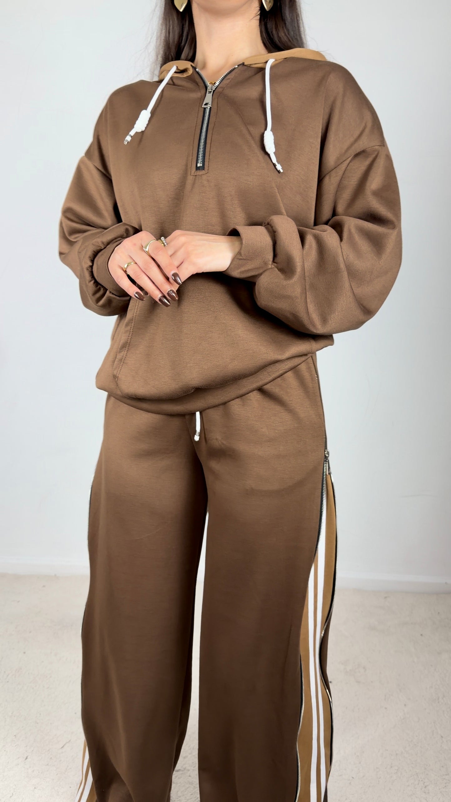 Conjunto fato de treino com fecho lateral nas calças