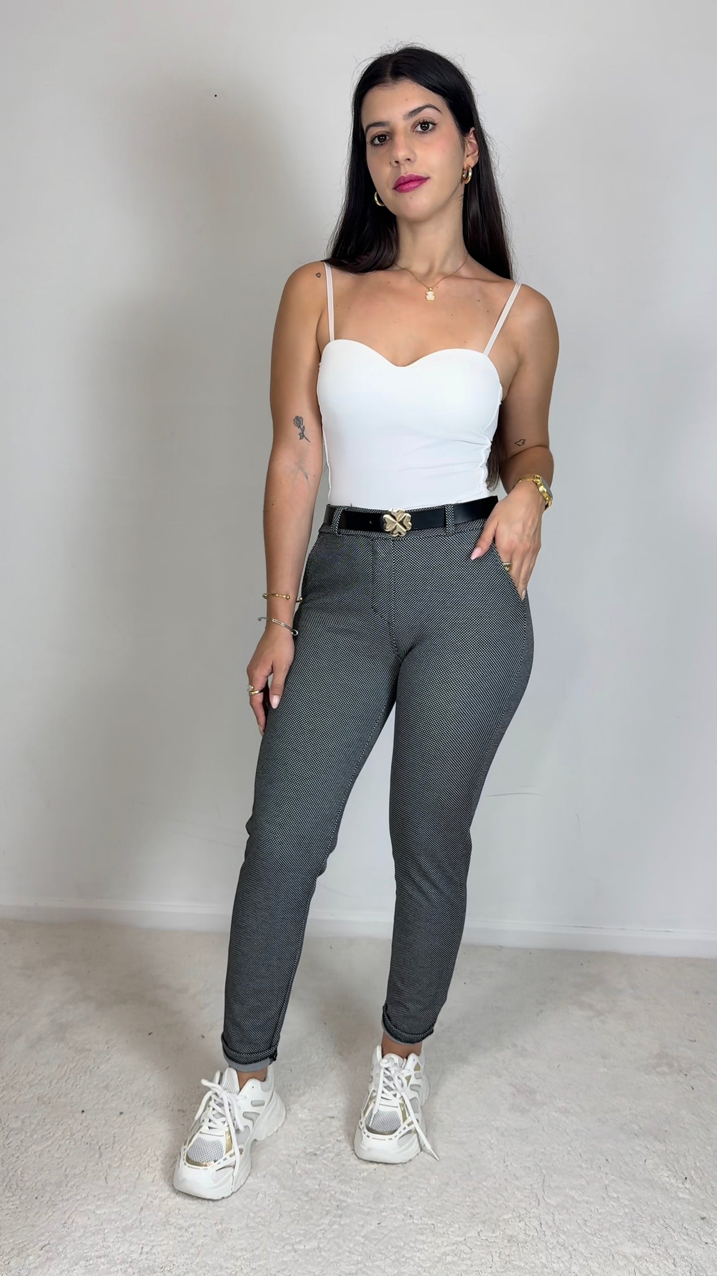 Calças com cinto elásticas