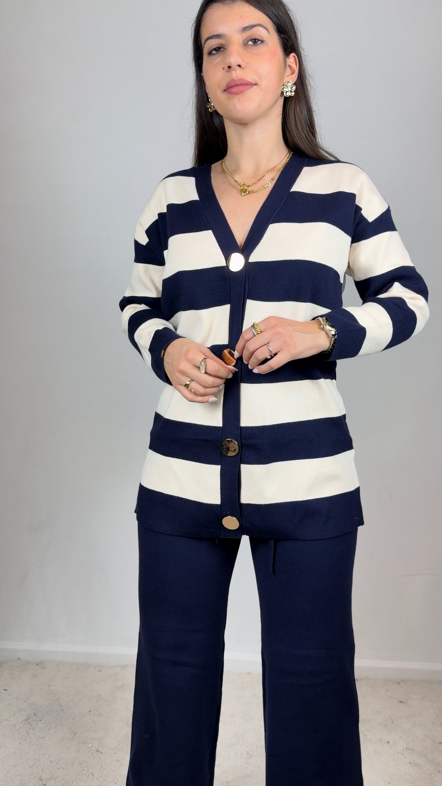 Conjunto de malha com botões dourados