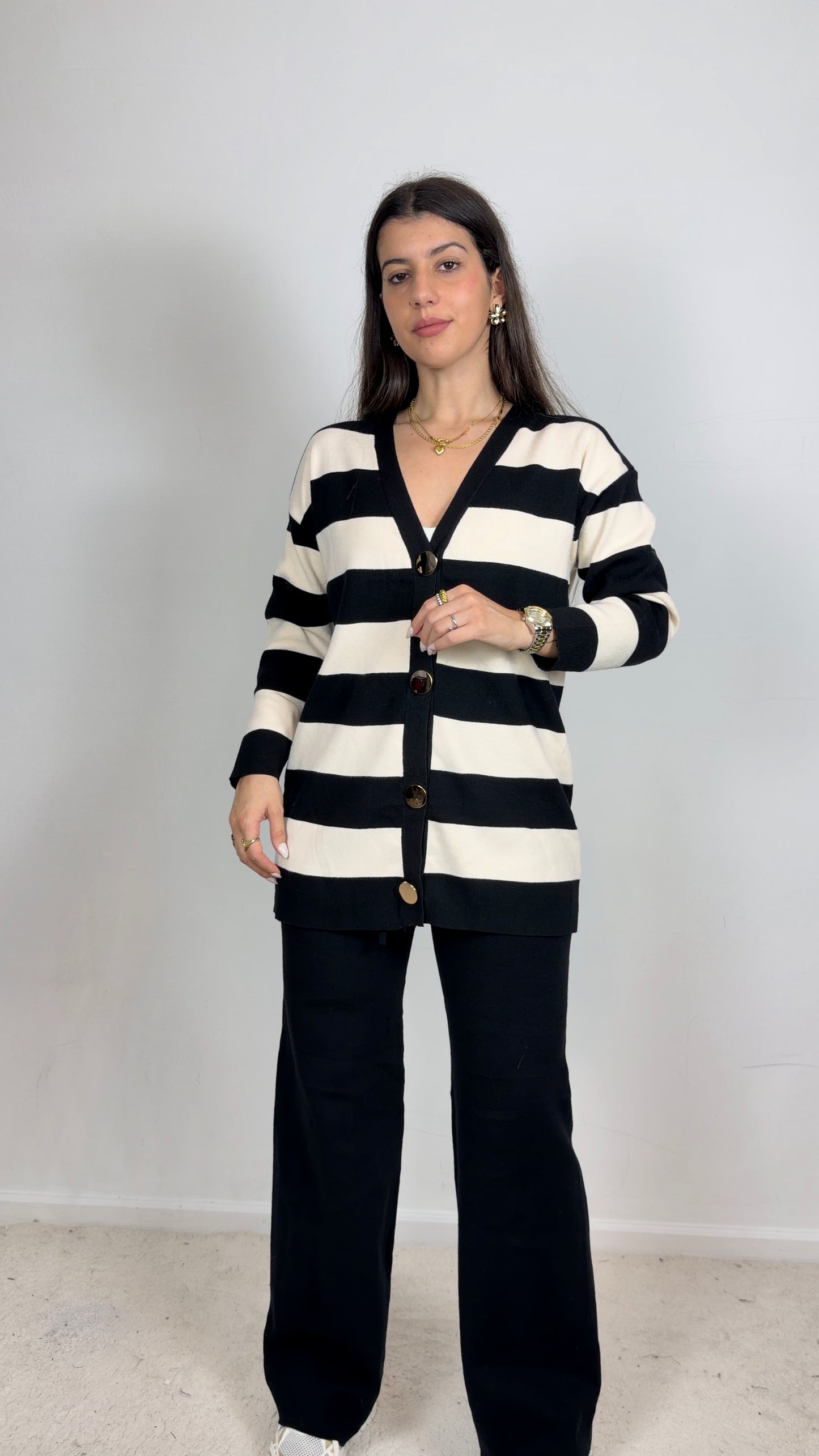 Conjunto de malha com botões dourados