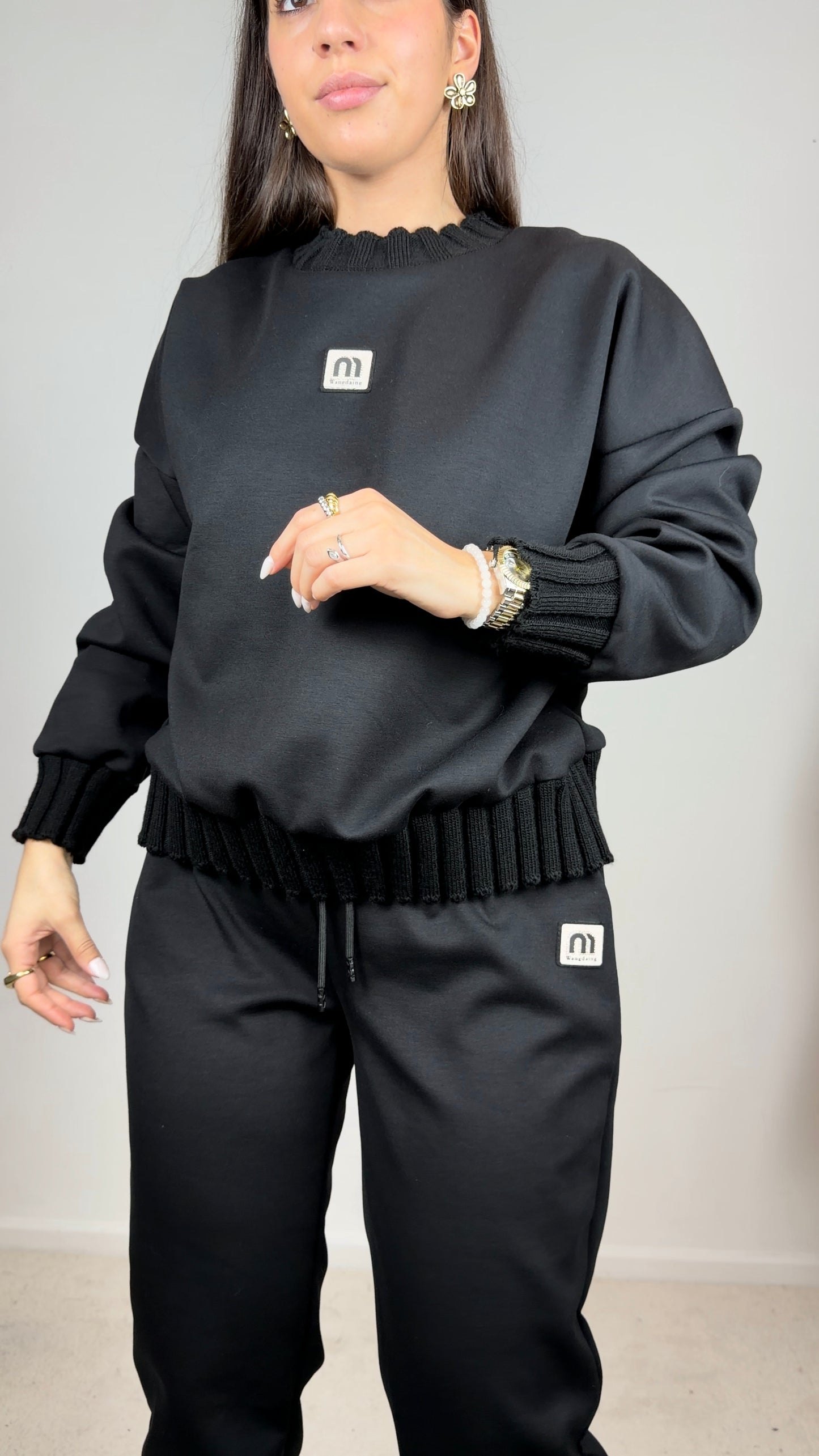 Conjunto cardado com detalhes em malha