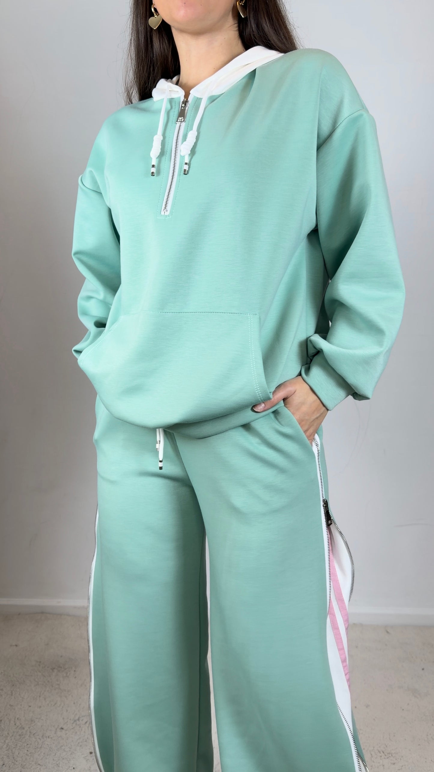 Conjunto fato de treino com fecho lateral nas calças