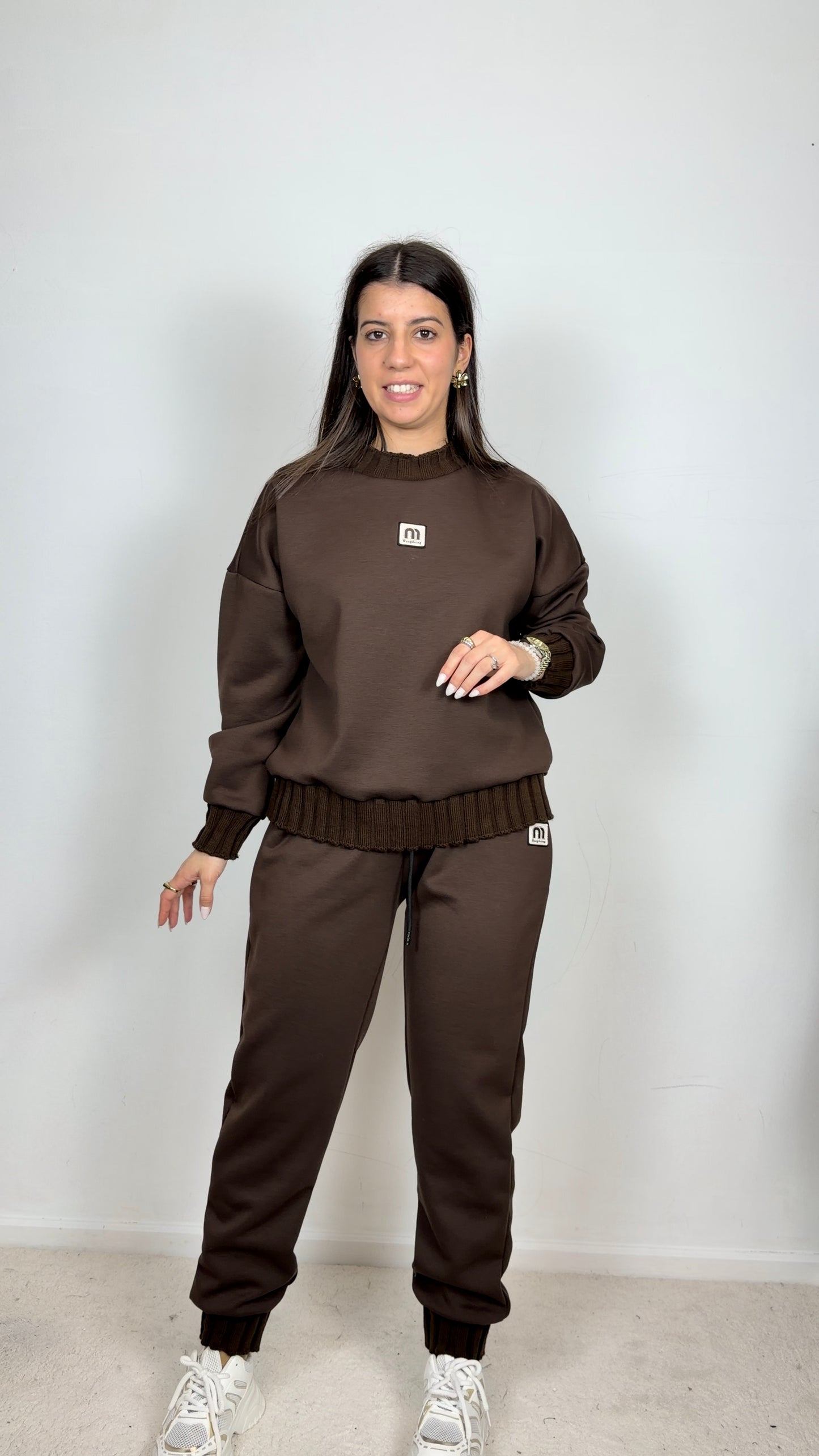 Conjunto cardado com detalhes em malha