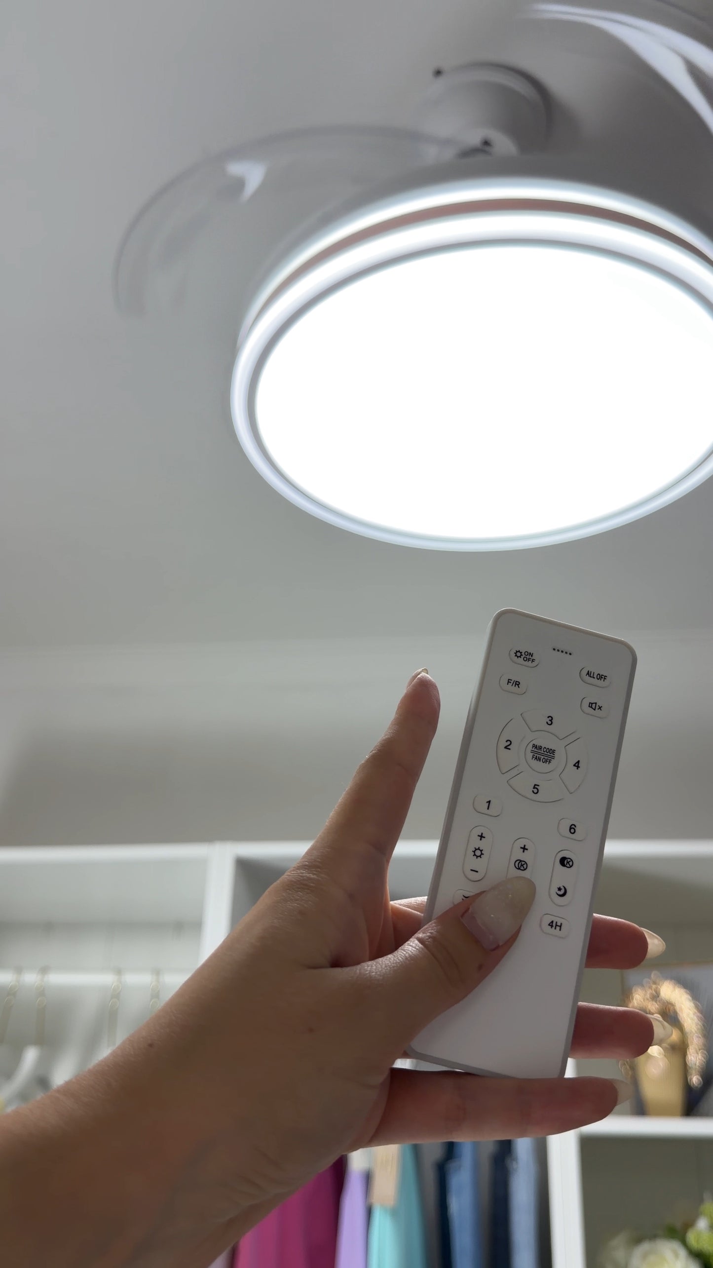 Candeeiro de teto com ventilador retratil