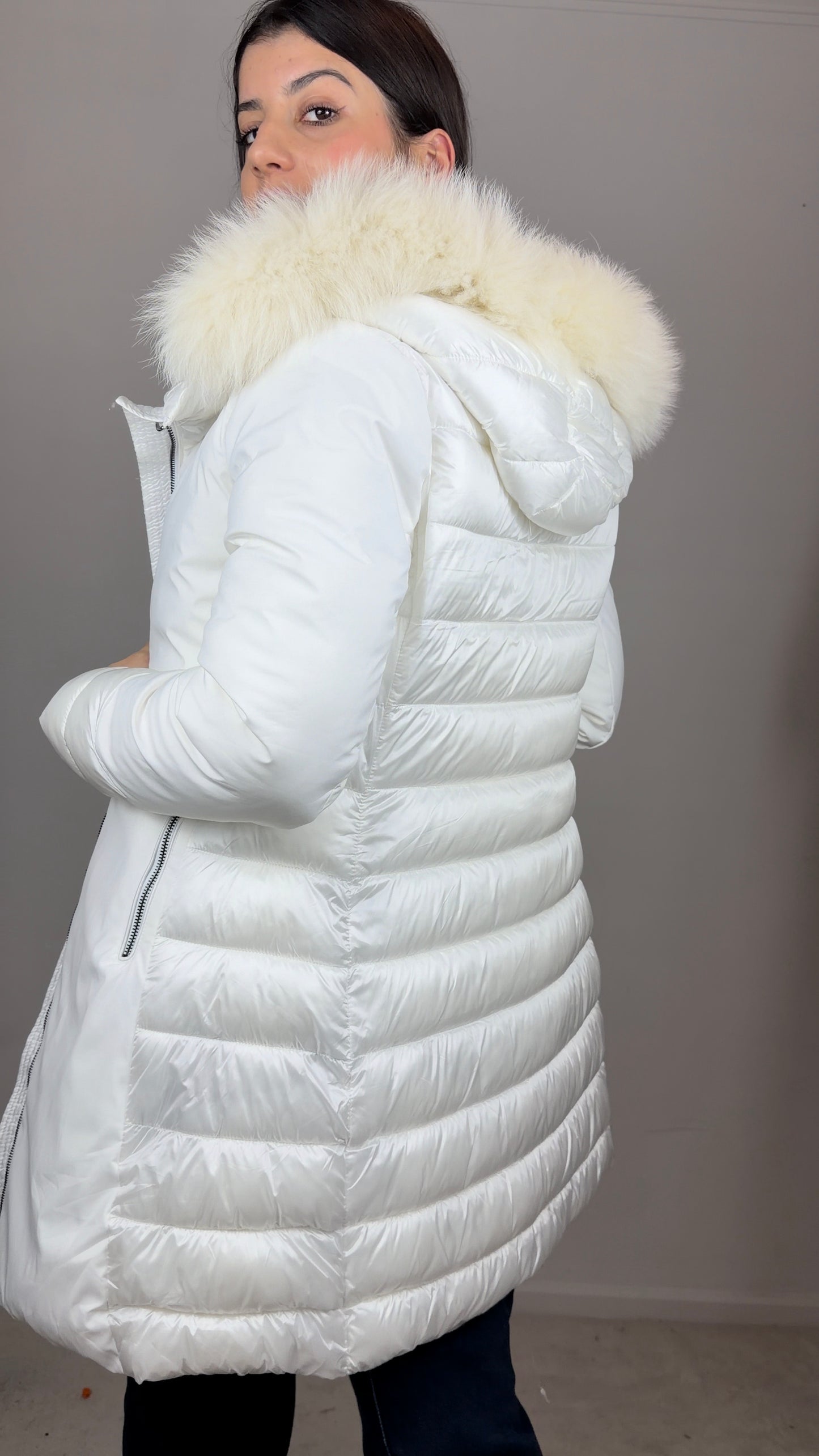 Parka branca com carapuço com pêlo removível