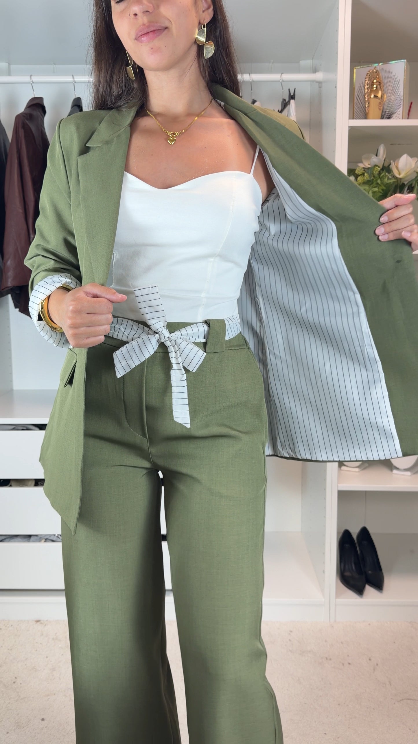 Fato elegante c/ forro com padrão de riscas