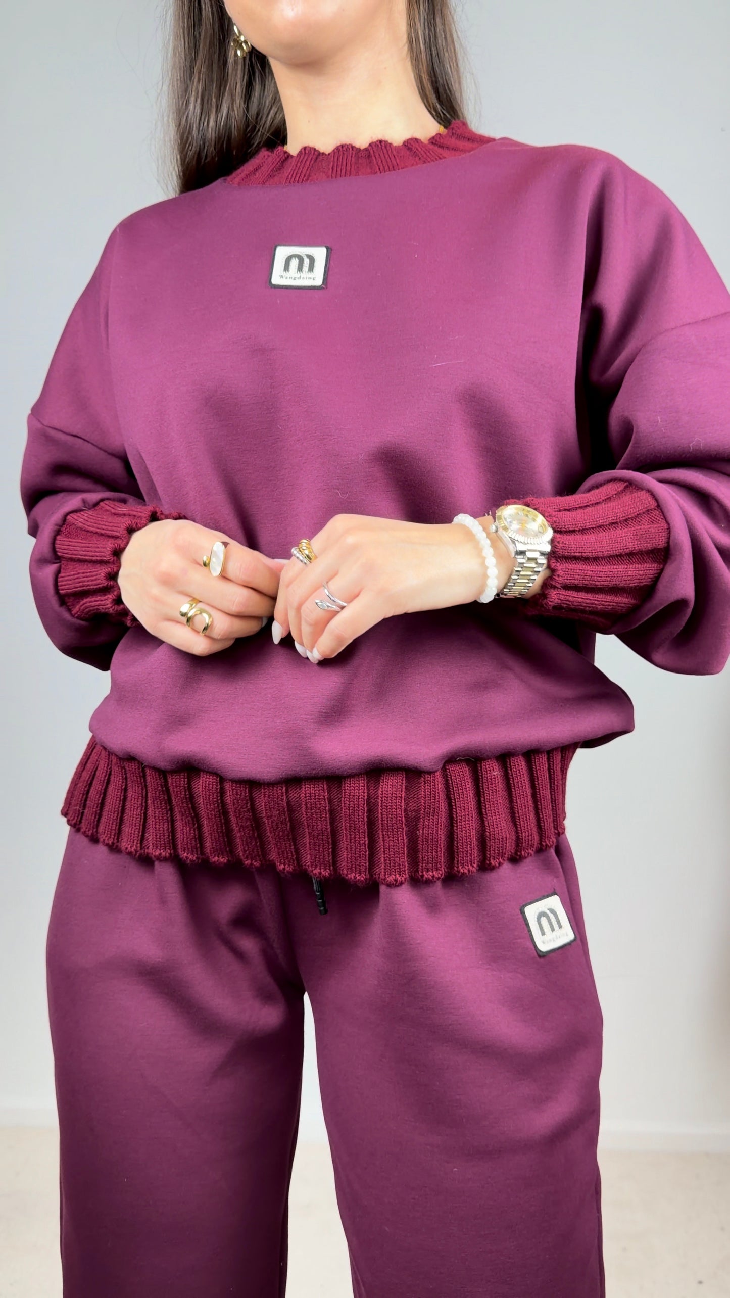 Conjunto cardado com detalhes em malha