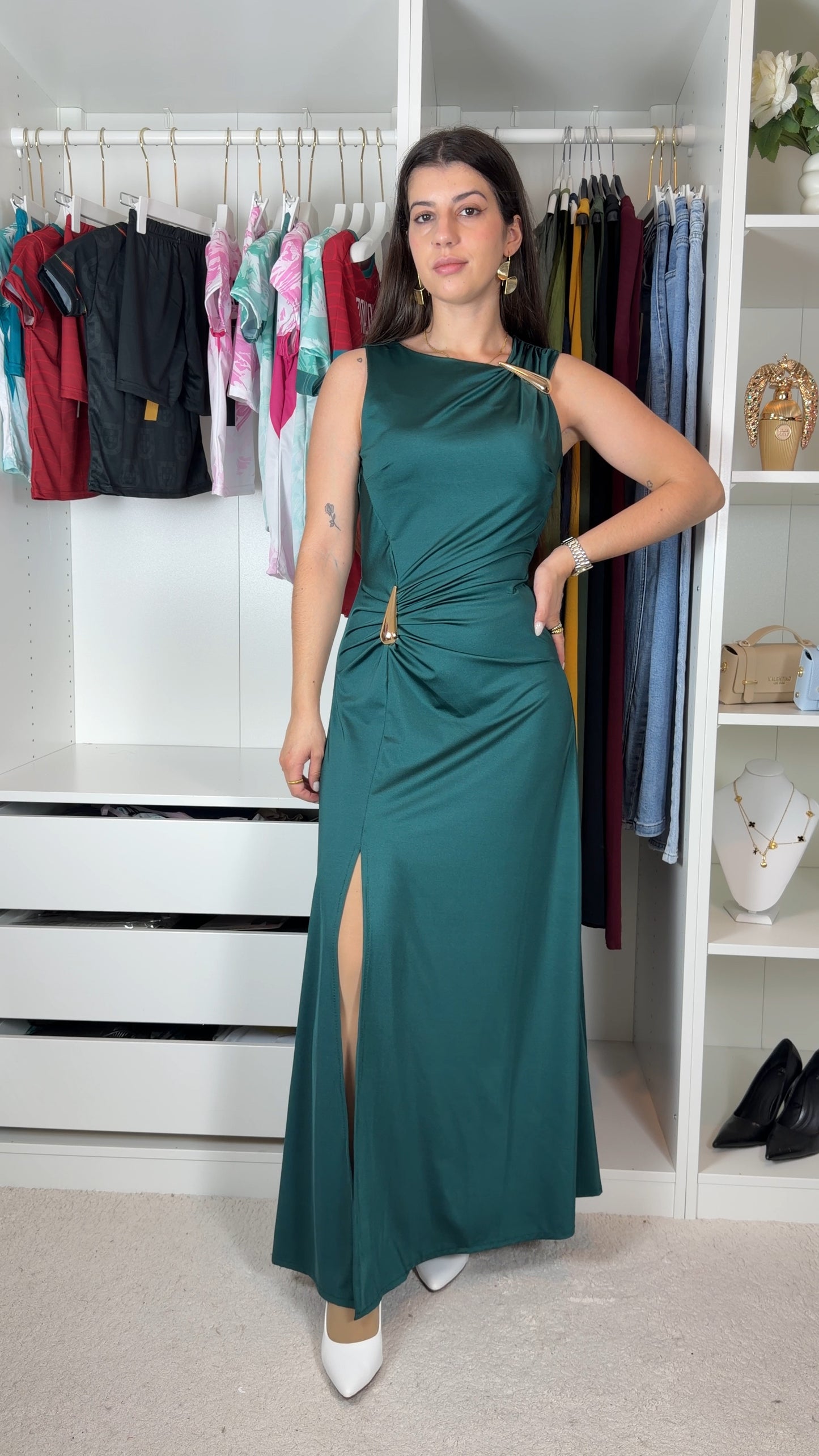 Vestido elegante disfarça barriga
