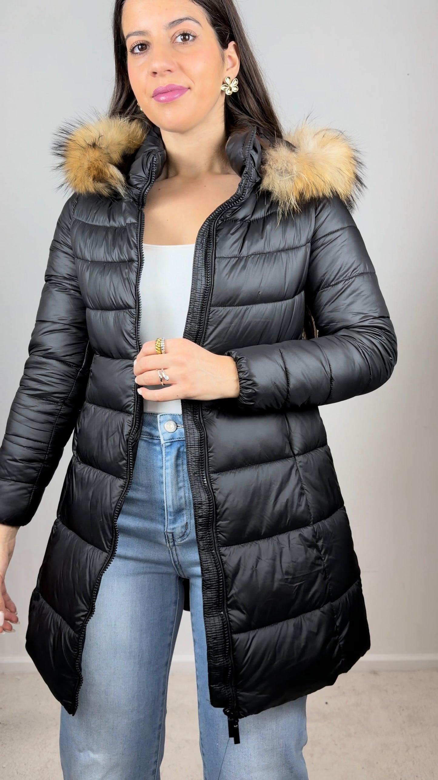 Quispo acolchoado com pelo no capuz