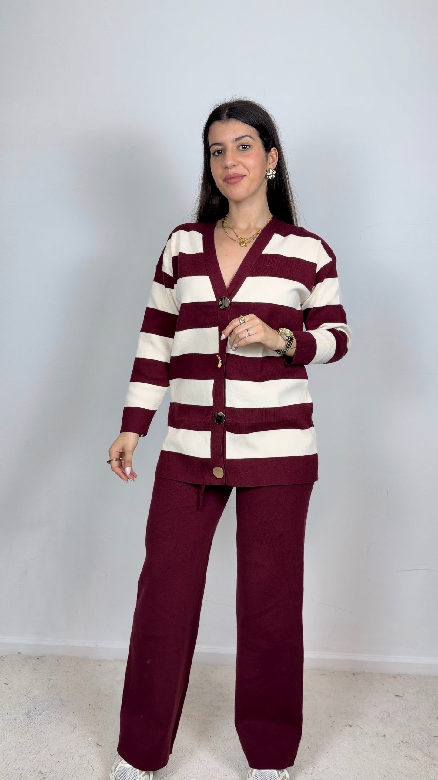 Conjunto de malha com botões dourados