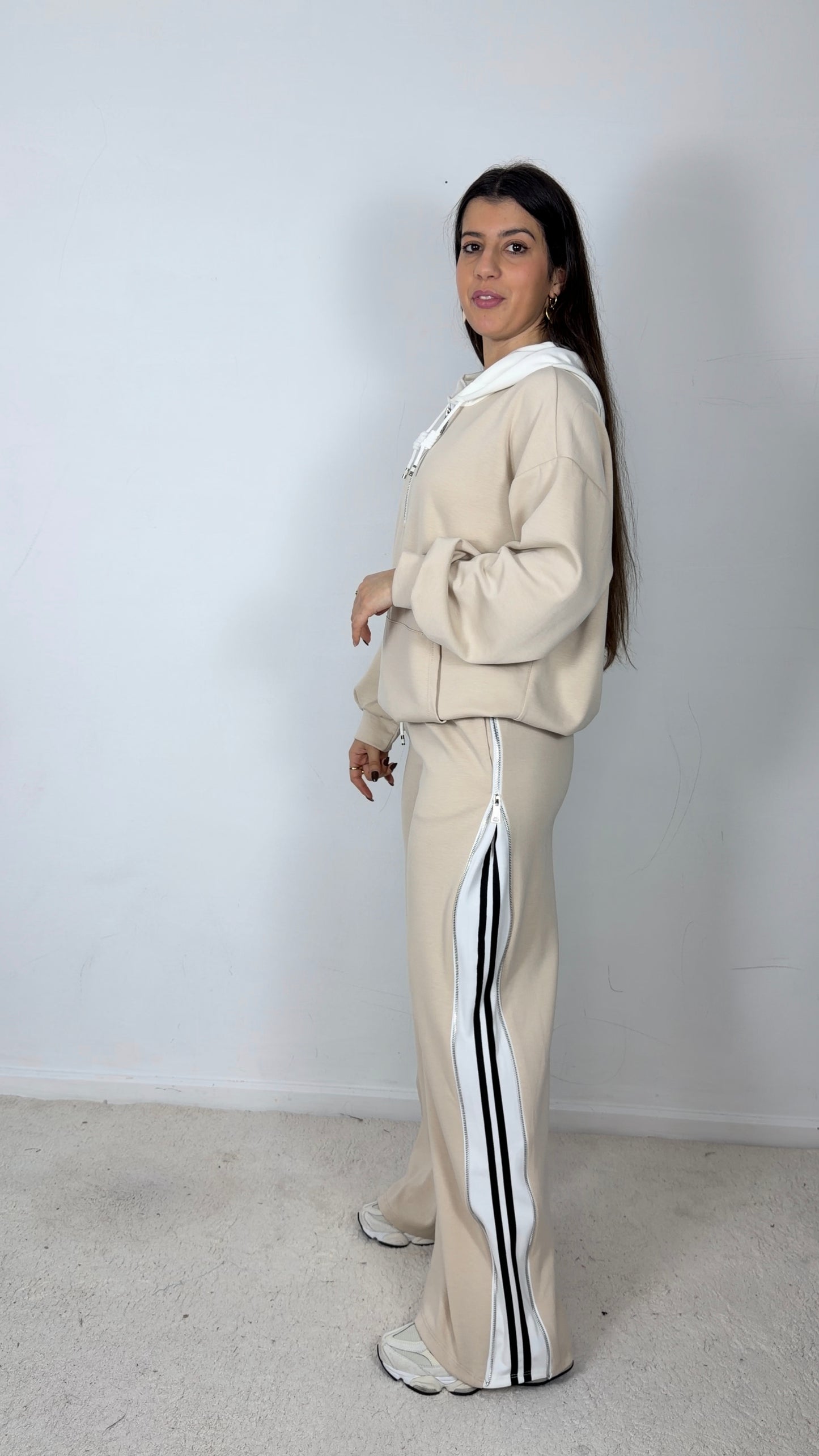 Conjunto fato de treino com fecho lateral nas calças