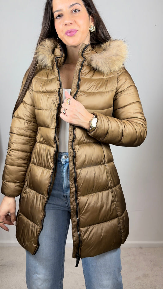 Quispo acolchoado com pelo no capuz