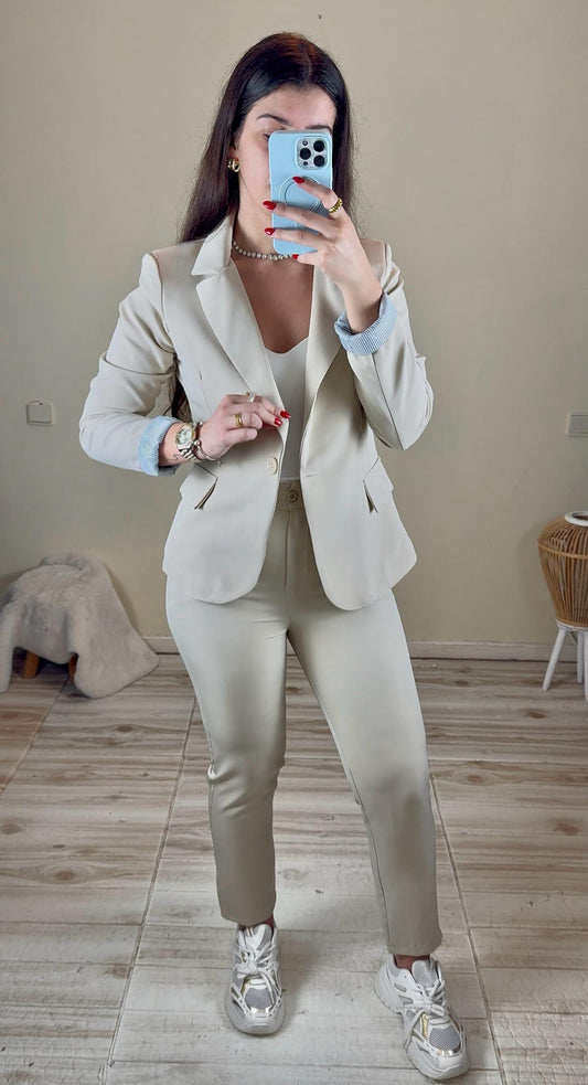Blazer com riscas nas mangas